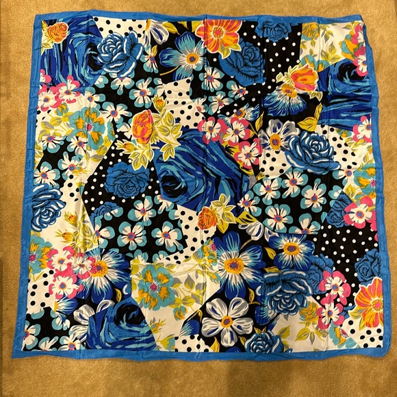 Accessories - VINTAGE 🩷SILK SCARF IN BEAUTIFUL COLORFUL FLORAL PATTERN